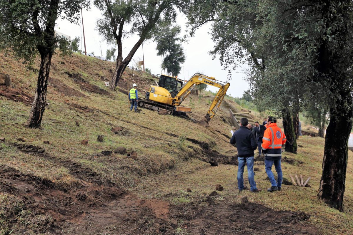 ricardo rio - presidente da câmara de braga - joão pedro matos fernandes - ministro do ambiente - reflorestação - monte do picoto - braga - árvores