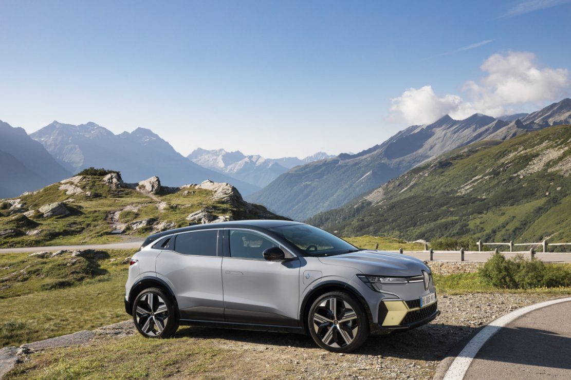 automóvel - renault megane e-tech 100% elétrico - automóvel - viatura - lançamento - preço - renault - construtor automóvel - automobilista - green - energia verde - bateria - lítio - condutor - ocupante - viagem - deslocação - mobilidade - renault
