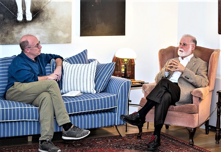 luís osório - entrevistador - alberto manguel - entrevistado - escritor - literatura - livros escrita - viagens - bibliotecas - bertrand - livraria - literatura - livros - tempo - memória - história - cultura - vida - morte - deus - civilização - religião - política - democracia - liberalismo - ditadura - esquerda - direita - liberdade - pensamento - leitura - escrita - leitores - felicidade - guerra - humanidade - verdade - mentira