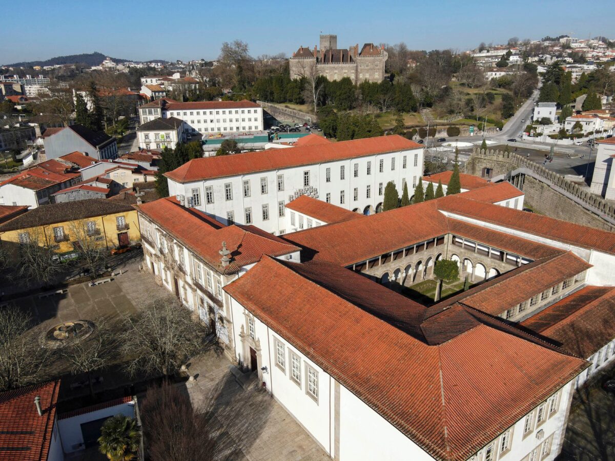 citycatalist - smart cities - domingos bragança - município de guimarães - vista aérea - paisagem urbana - história - património - paulo lopes da silva - municío de guimarães - gestão urbana - urbanismo - Câmara Municipal de Guimarães - Mosteiro de Santa Clara - Guimaãres - gestão urbana - cidade - urbanismo - smart cities citycatalyst - sistema de informações - inteligência -