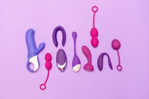 vibradores e brinquedos em fundo violeto - vibrators and toys in pink ground. woman . women - sex - orgasm - sexo - orgasmo