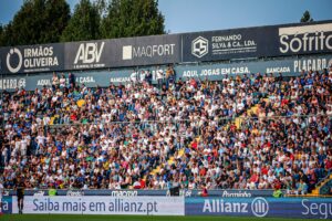 público - estádio municipal 22 de junho - - golo - cabeceamento - jogo - fc famalicão - golo - sporting farense 02092023